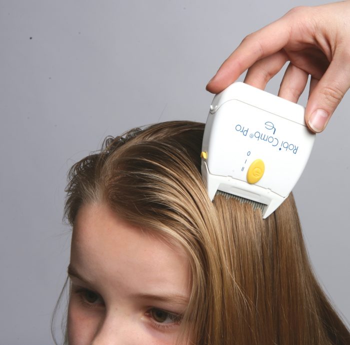 מסרק חשמלי על שיער של ילדה