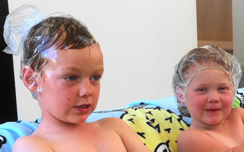 ילדים במהלך טיפול להסרת כינים