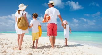 משפחה על החוף