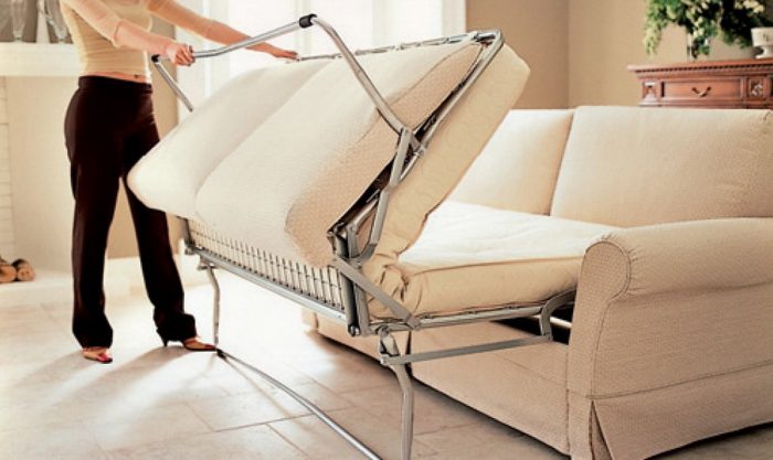 הילדה פורשת את הספה