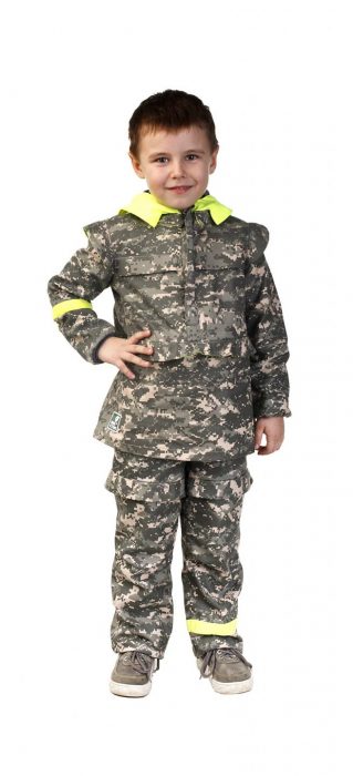 ילד בחליפת דוחה קרציות