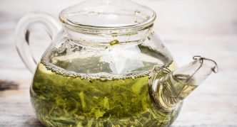 תה ירוק בקנקן זכוכית